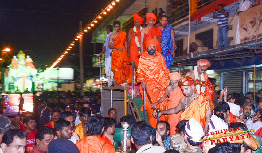 Arriving in Car Street Srikrishna Darshan at Bhakta Kanakadasa Kindi
