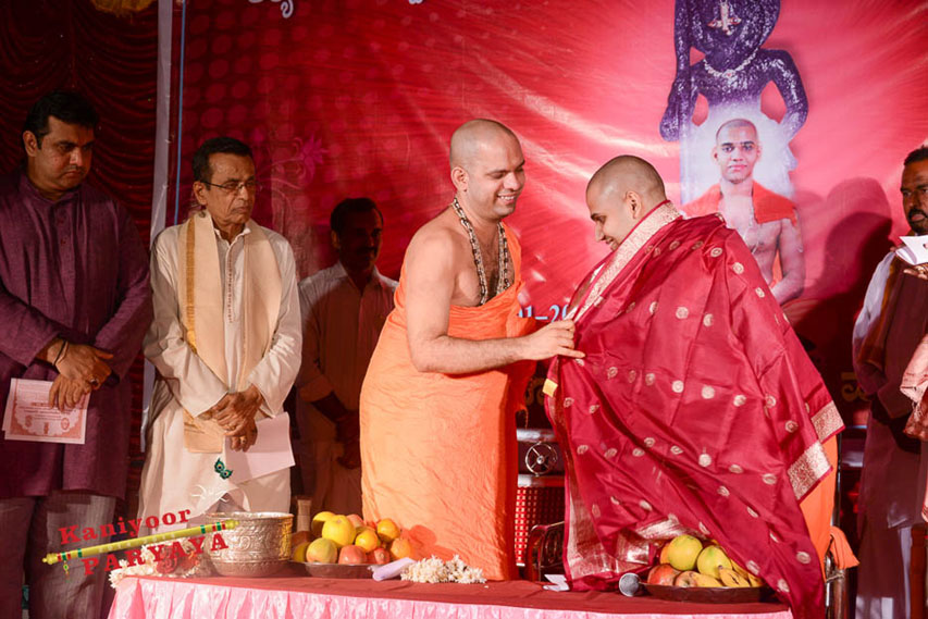 Felicitation to Paryaya Swamiji H H Sri Vishwavallbha Thirtha Swamiji by Kaniyoor Swagatha Samithi