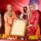 Felicitation_to_Paryaya_Swamiji_H_H_Sri_Vishwavallbha_Th_002